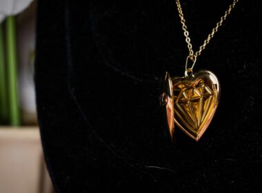 Delikatne kwiaty i świeca jako pami ątka po zmarłej osobie